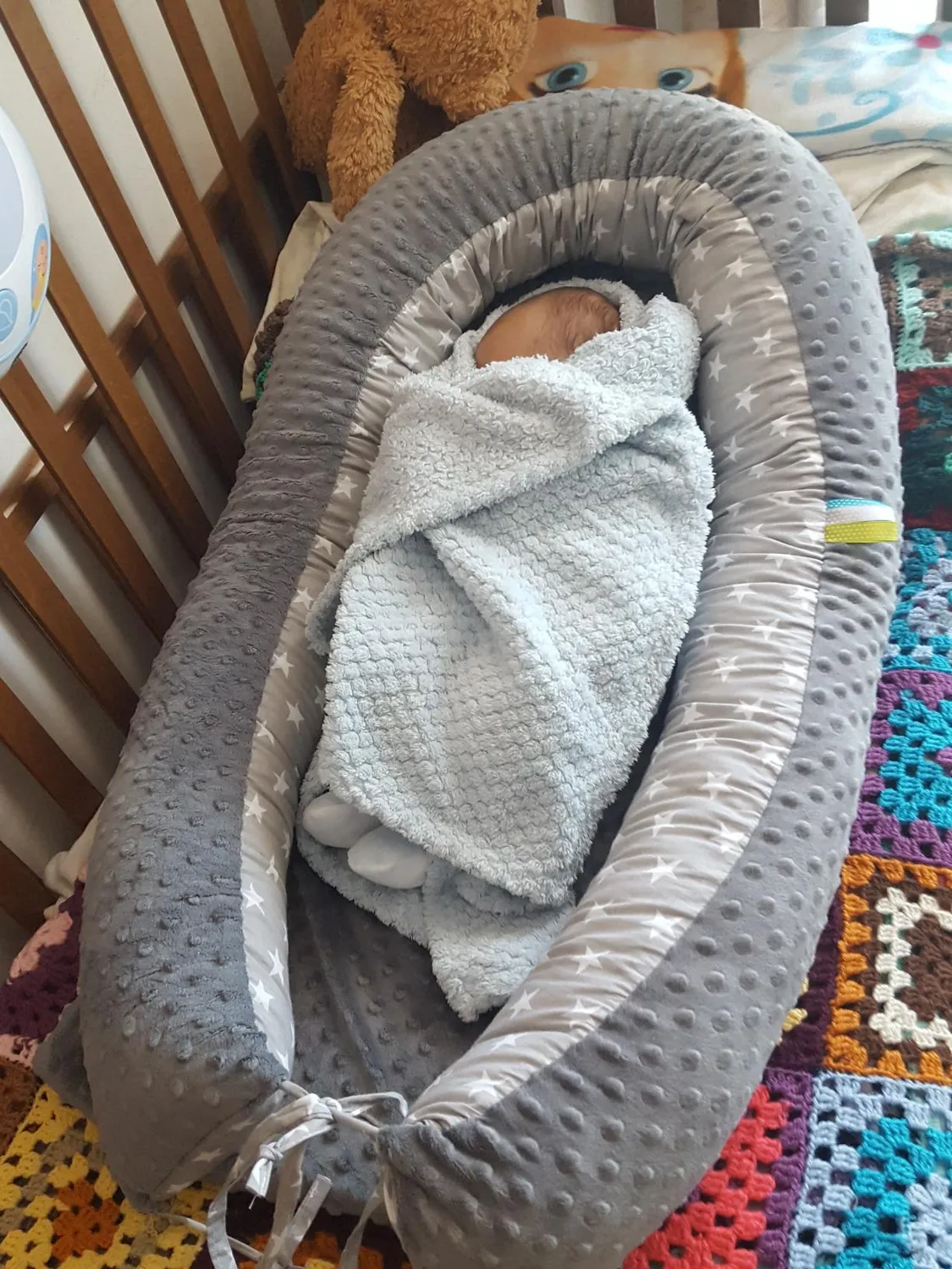 Velinda Cocon bébé triangles beiges gris 0-8 mois nid
