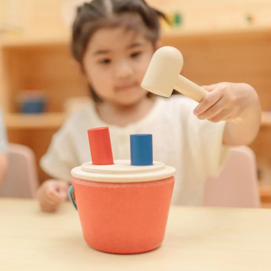 PlanToys Hammering Peg Bucket jeu à marteler bois 12 mois