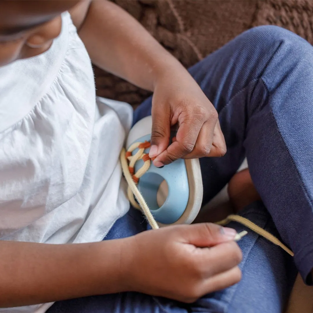 PlanToys Tie-Up Shoe Orchard chaussure à lacer bois