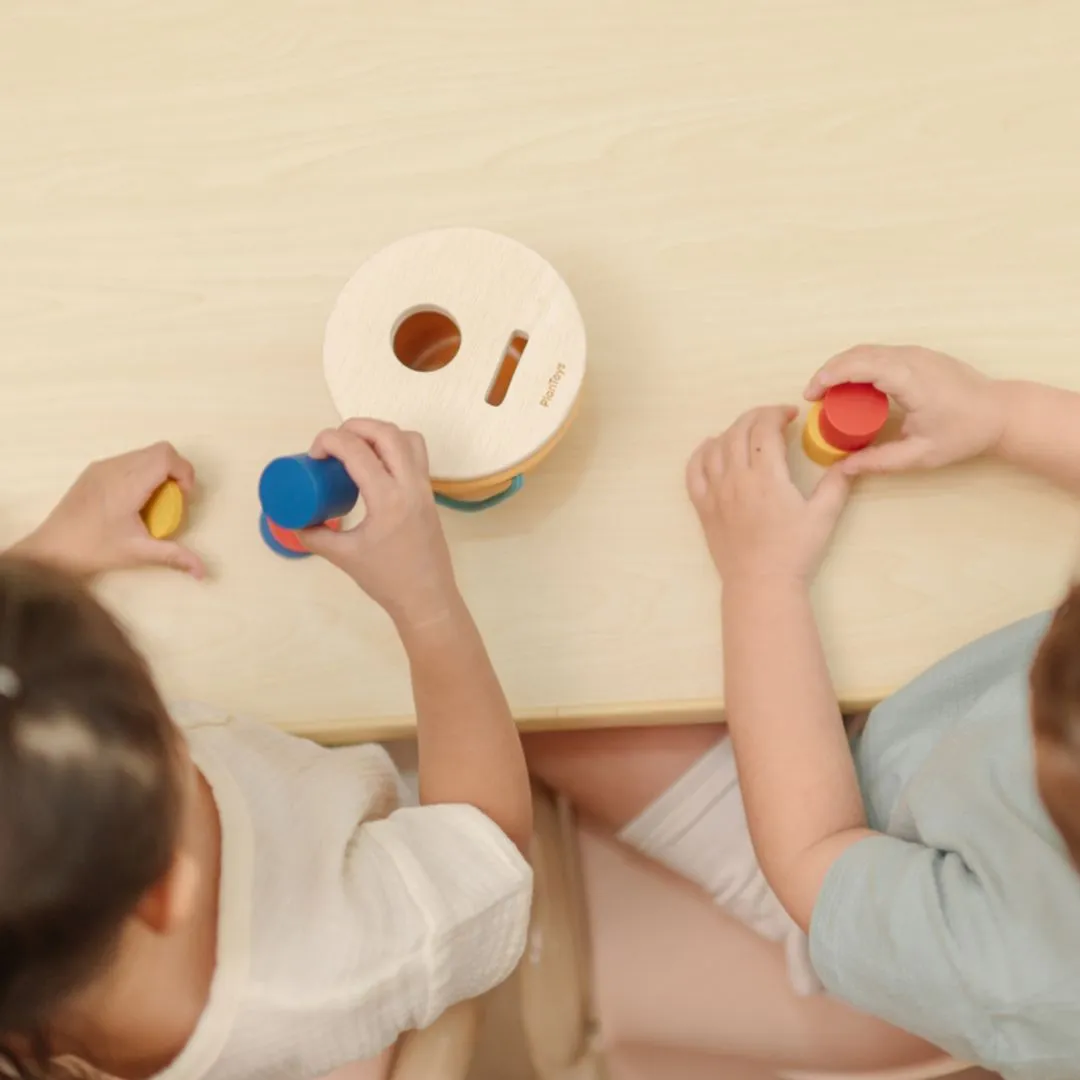 PlanToys Drop & Fit Bucket seau formes bois 12 mois