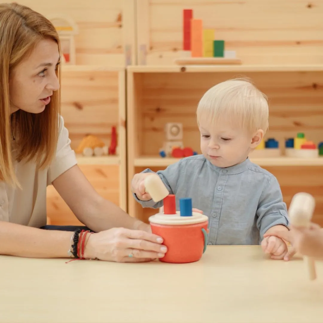 PlanToys Hammering Peg Bucket jeu à marteler bois 12 mois