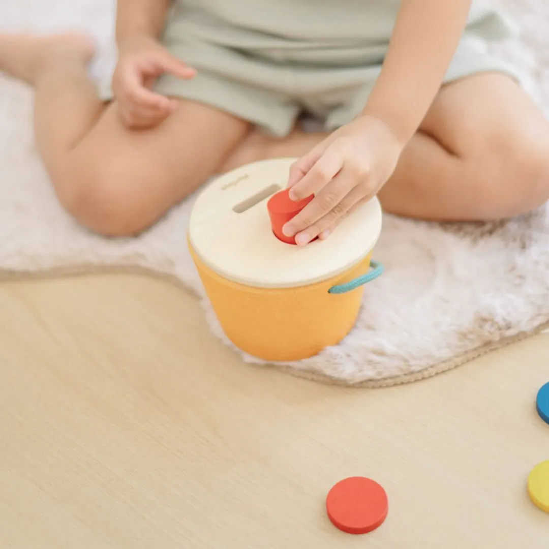 PlanToys Drop & Fit Bucket seau formes bois 12 mois