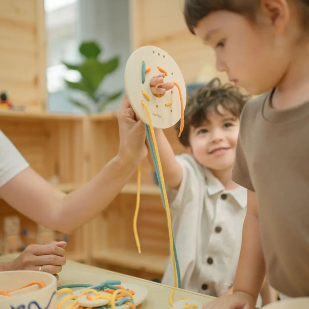 PlanToys Jeu de Laçage Bois dès 3 ans