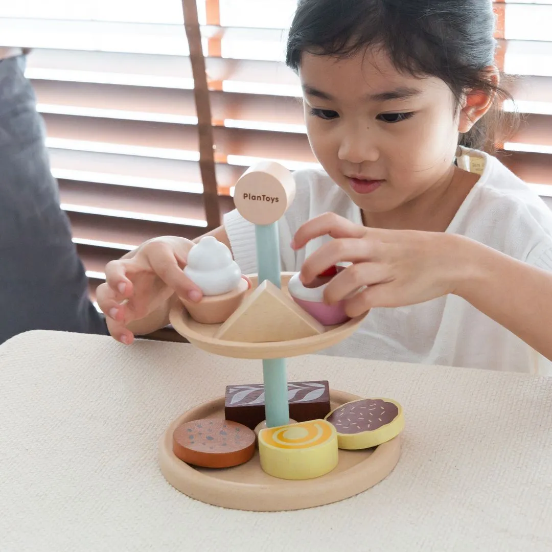 PlanToys Bakery Stand Set dinette pâtisserie bois 9 pièces