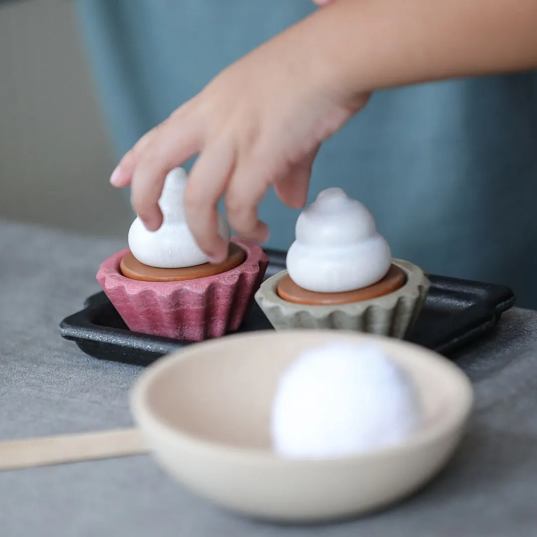 PlanToys Cupcake Set dinette pâtisserie bois 9 pièces