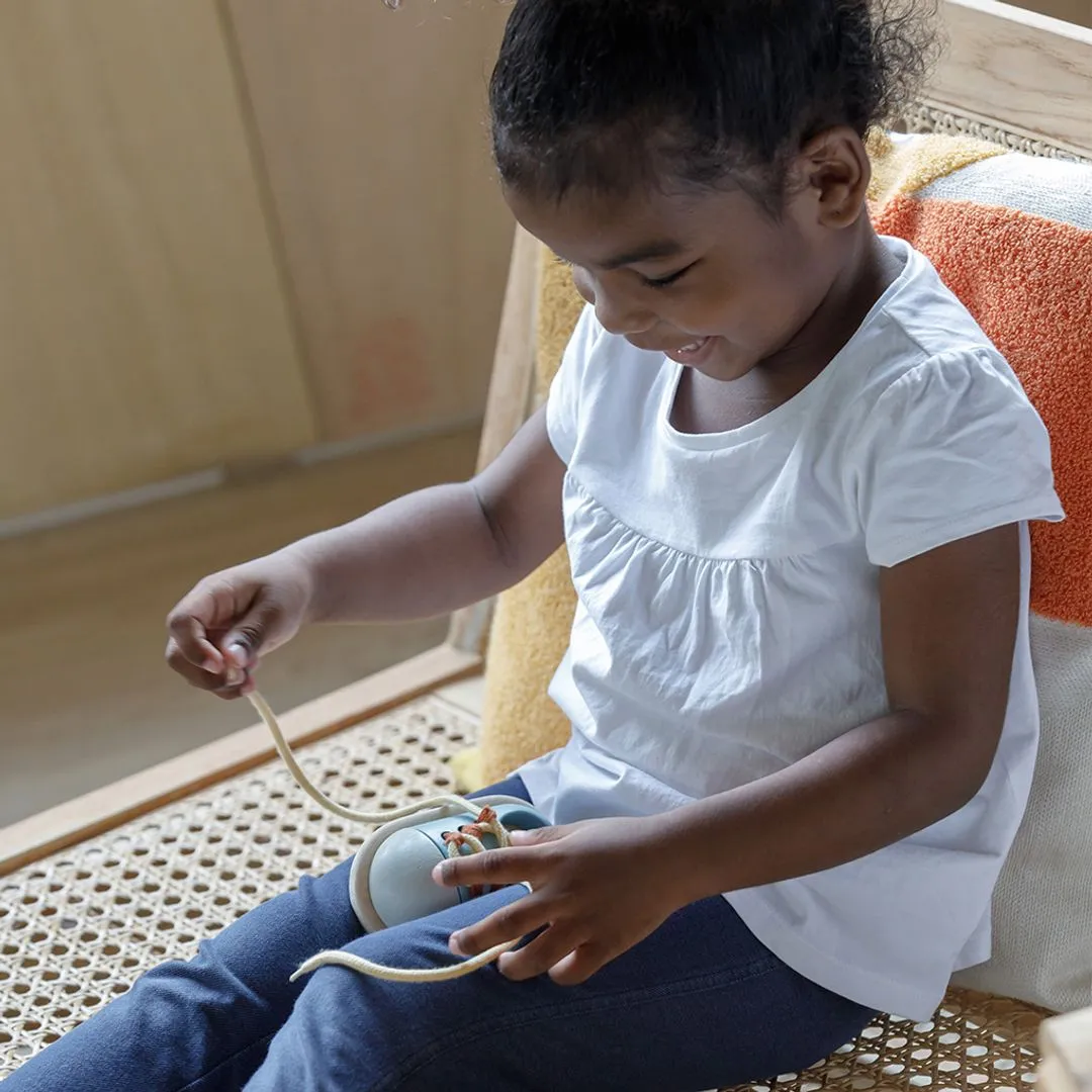 PlanToys Tie-Up Shoe Orchard chaussure à lacer bois