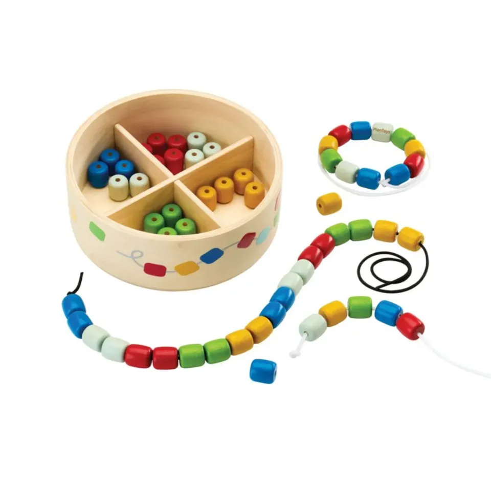 PlanToys Threading Beads perles à enfiler 60 perles 3 fils