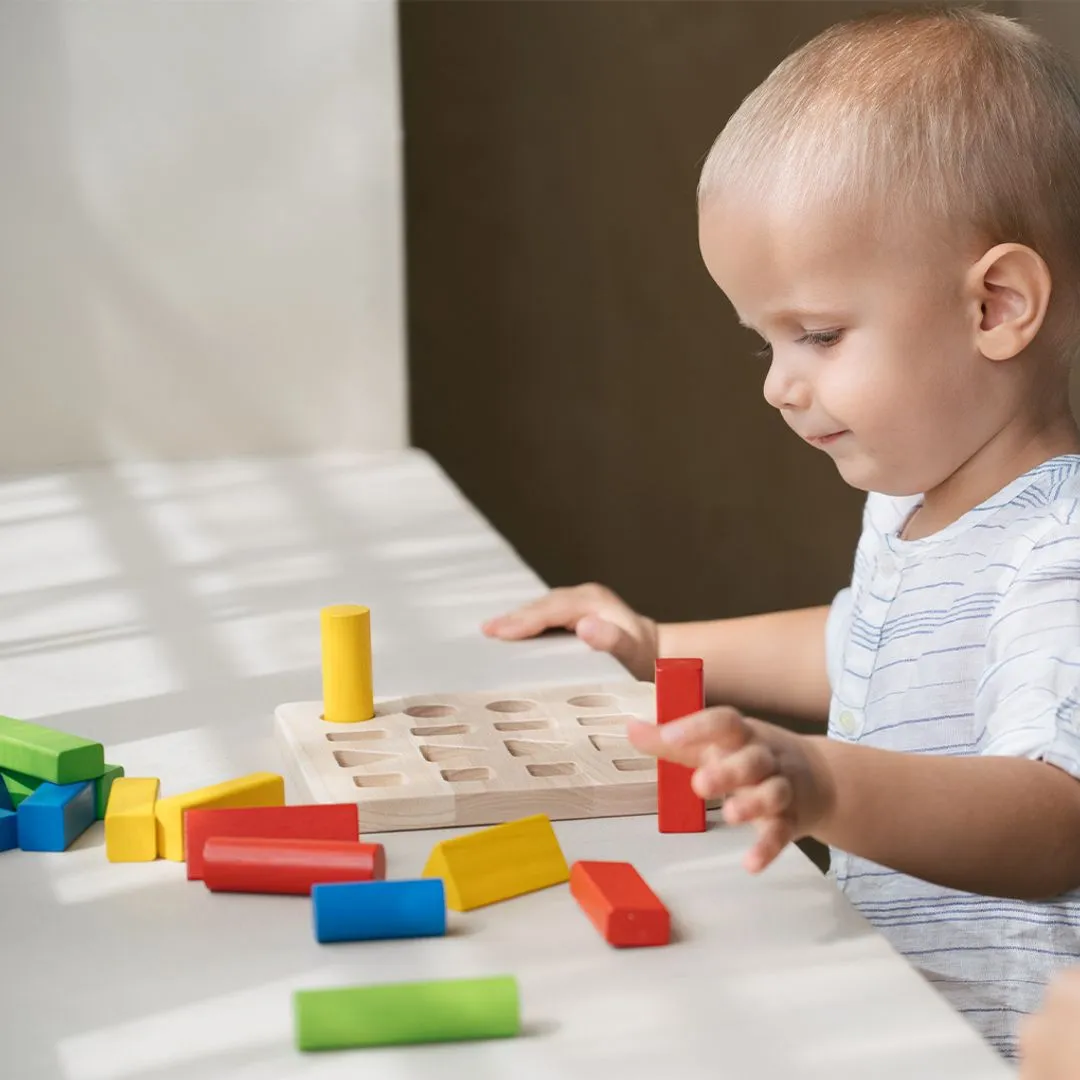 PlanToys Peg Board tableau chevilles géométrique