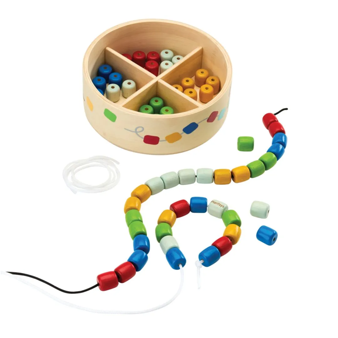 PlanToys Threading Beads perles à enfiler 60 perles 3 fils