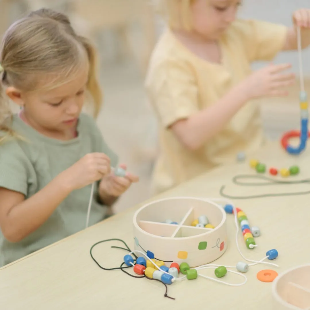 PlanToys Threading Beads perles à enfiler 60 perles 3 fils