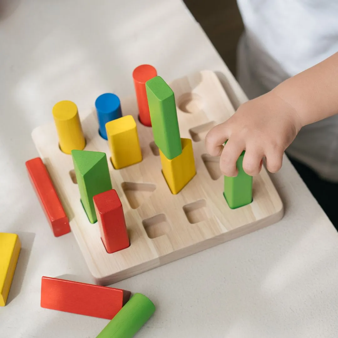 PlanToys Peg Board tableau chevilles géométrique
