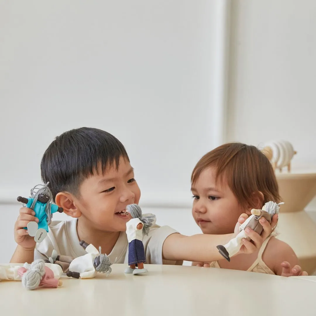 PlanToys Grandmother figurine grand-mère peau mate