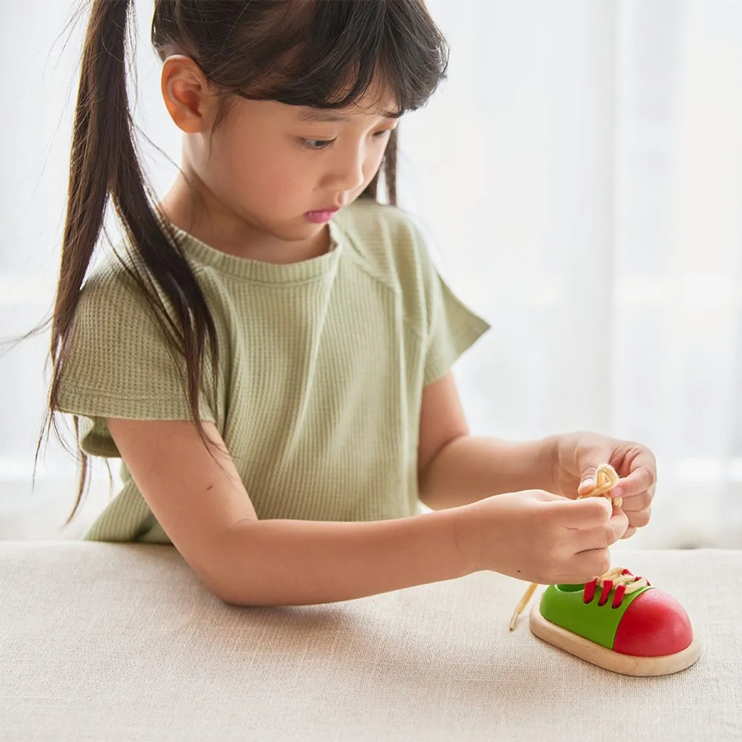 PlanToys Tie-Up Shoe chaussure a lacer bois