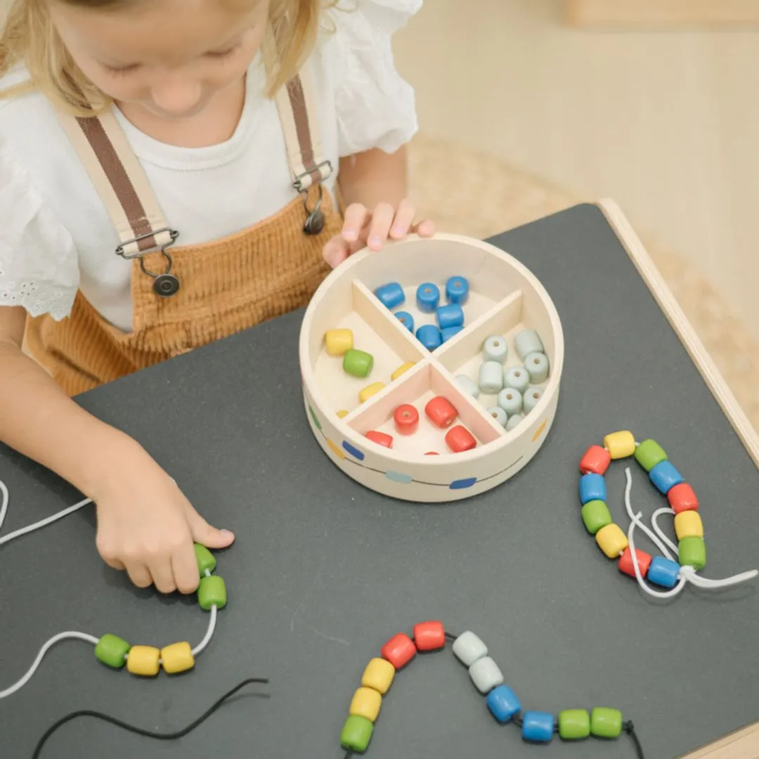 PlanToys Threading Beads perles à enfiler 60 perles 3 fils