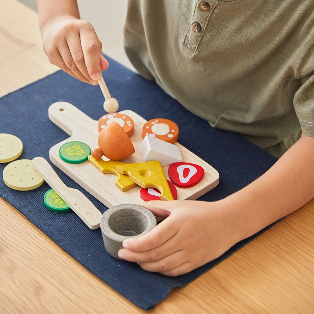 PlanToys Cheese & Charcuterie Board dinette bois dès 2 ans