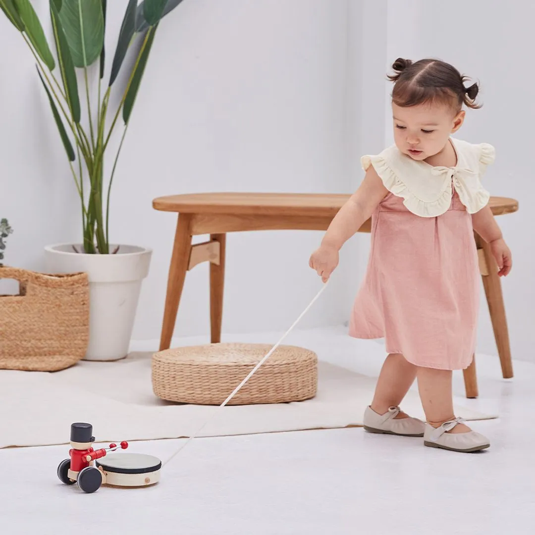PlanToys Pull Along Drummer jouet à tirer bois dès 12 mois