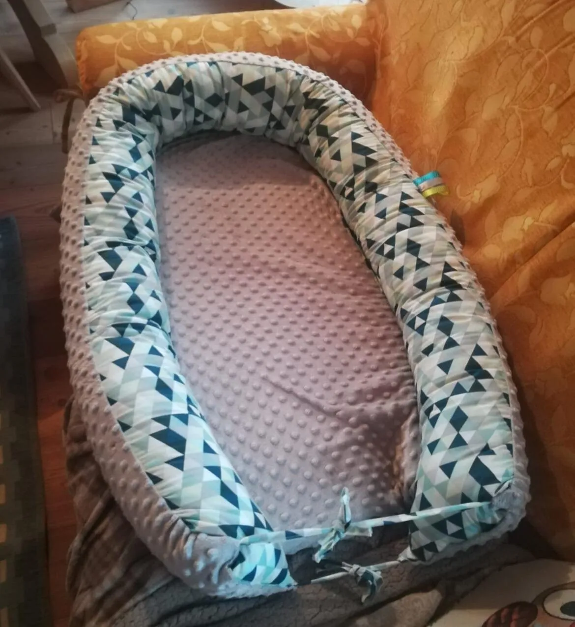 Velinda Cocon bébé triangles beiges gris 0-8 mois nid