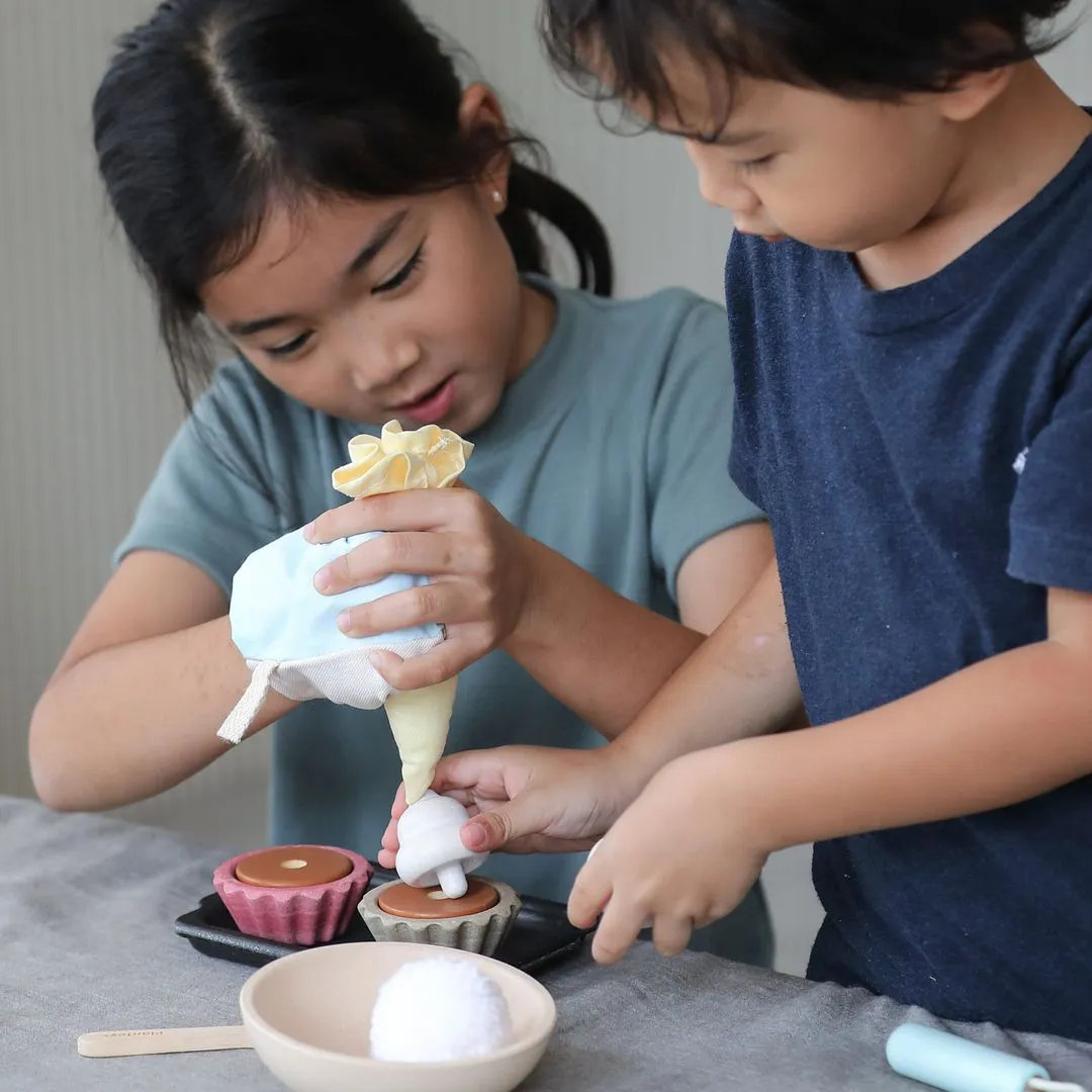 PlanToys Cupcake Set dinette pâtisserie bois 9 pièces