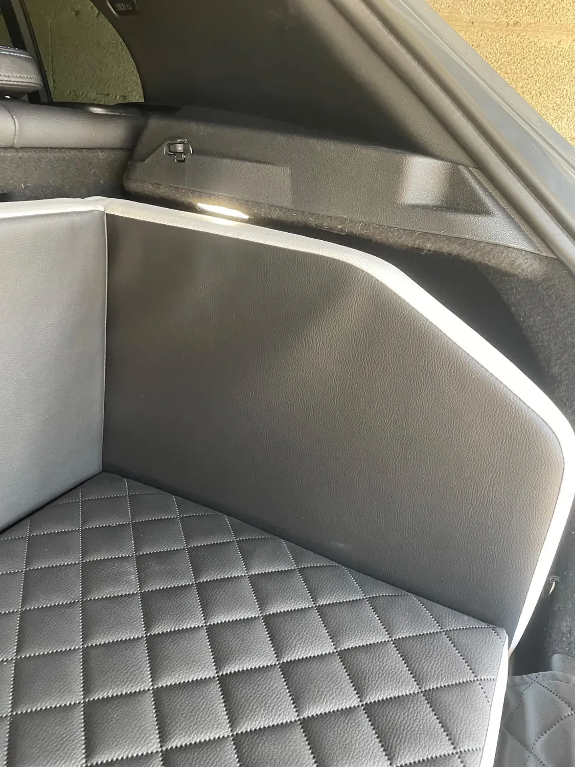 Velinda lit coffre voiture chien noir-blanc 90x55 cm