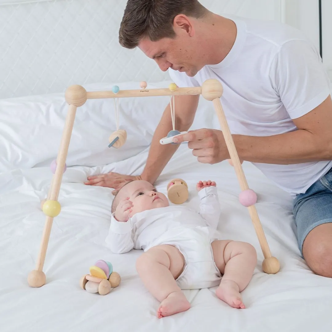 PlanToys Play Gym Pastel arche d'éveil bébé
