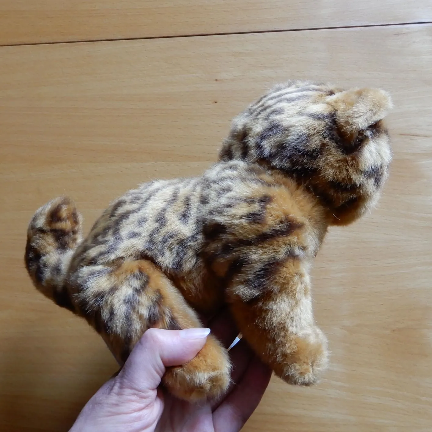 Trudi Brad chat peluche S 24 cm assis réaliste tacheté