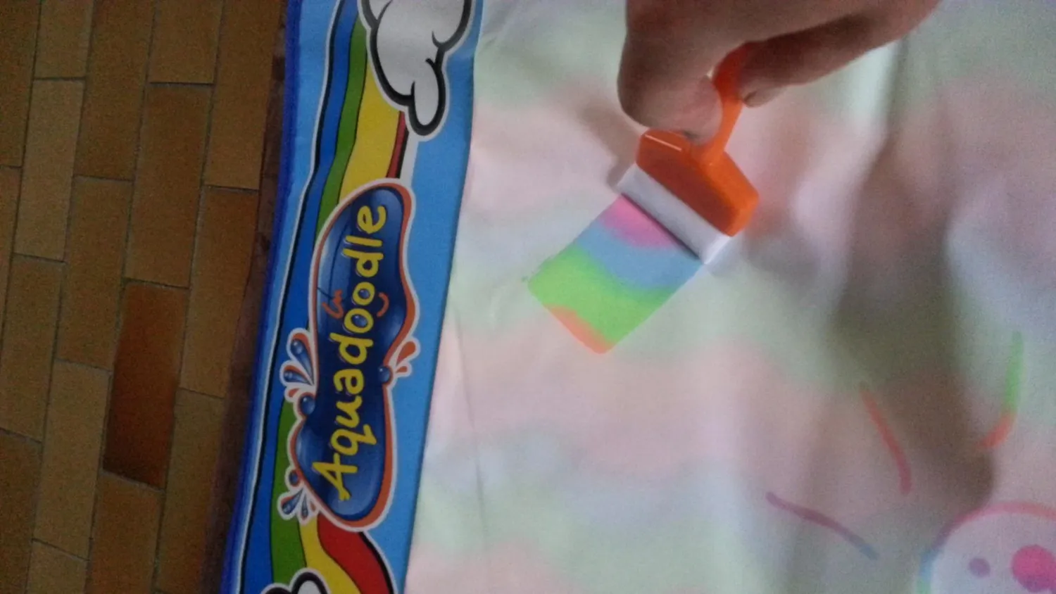 Tomy AquaDoodle Maxi tapis dessin eau arc-en-ciel 95 cm