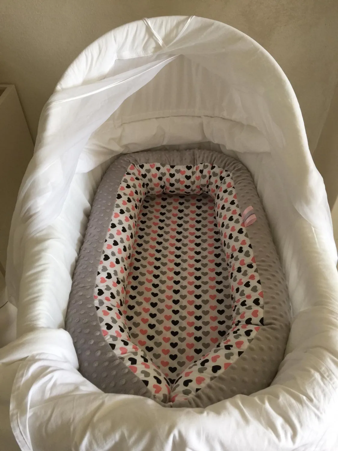Velinda Cocon bébé triangles beiges gris 0-8 mois nid