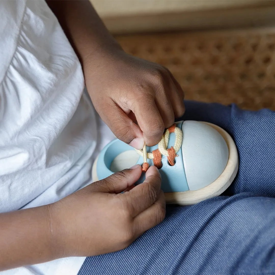 PlanToys Tie-Up Shoe Orchard chaussure à lacer bois