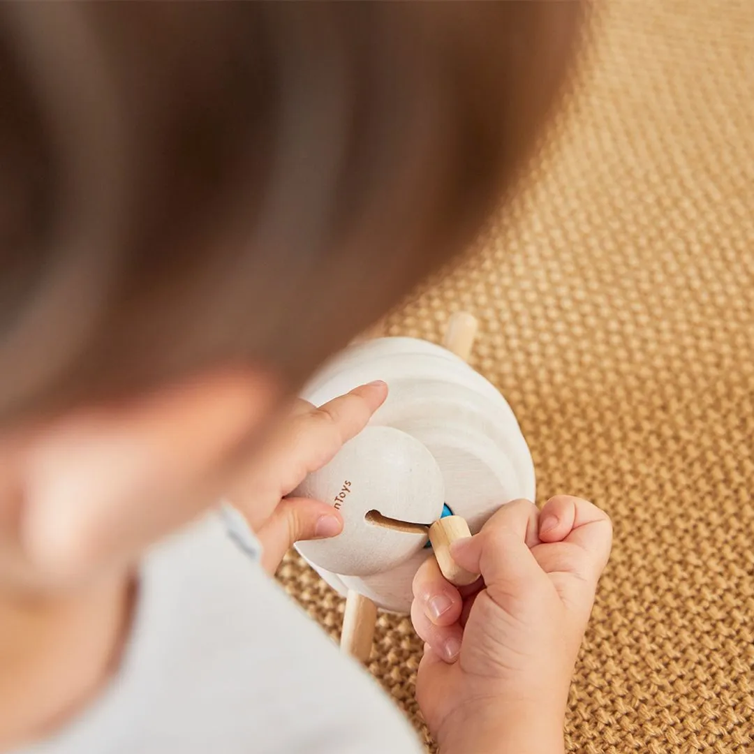 PlanToys Mouton à lacer jeu éducatif couleurs