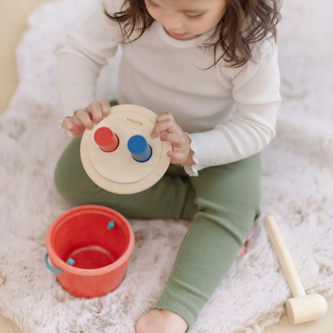 PlanToys Hammering Peg Bucket jeu à marteler bois 12 mois